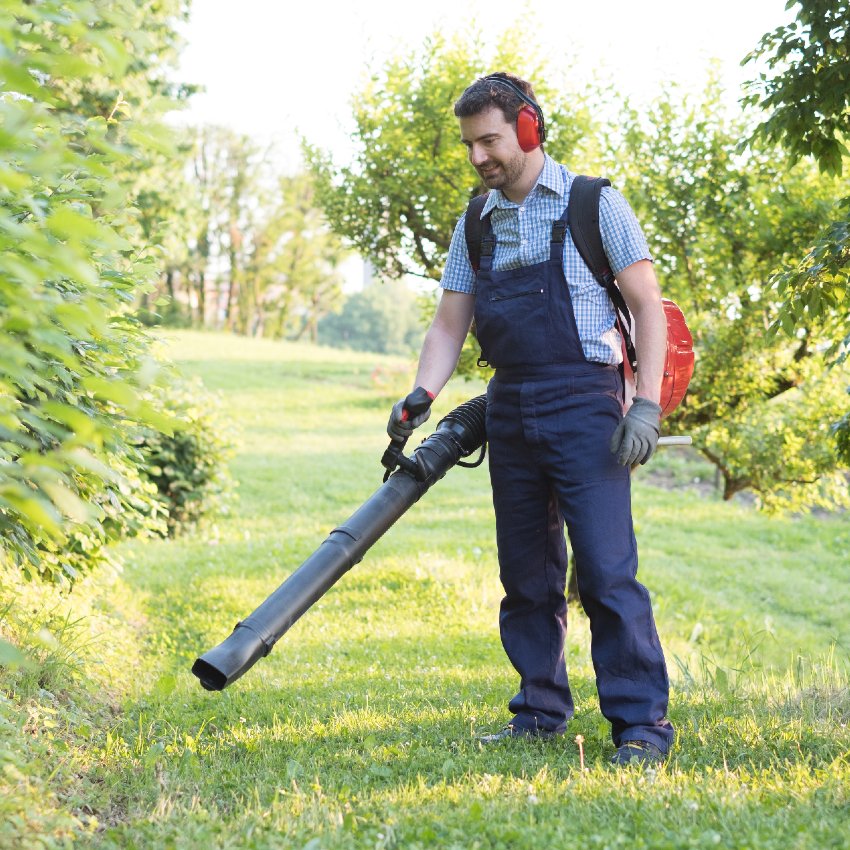 Un agent des espaces verts