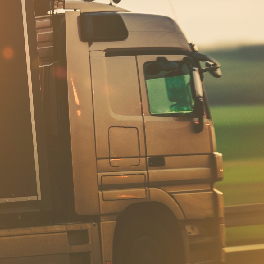 Un camion effectue son trajet de livraison