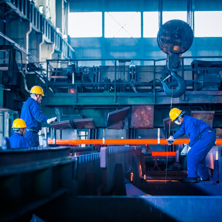 Des ingénieurs spécialisés dans l'industrie travaillent dans une usine de production