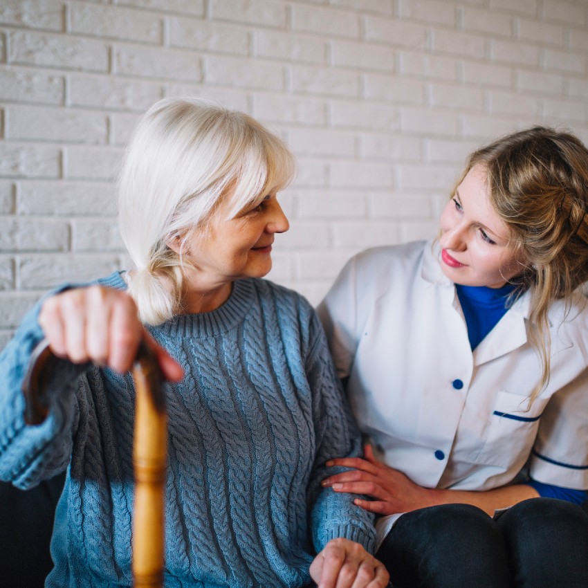 Une personne âgée et un personnel de santé échangent