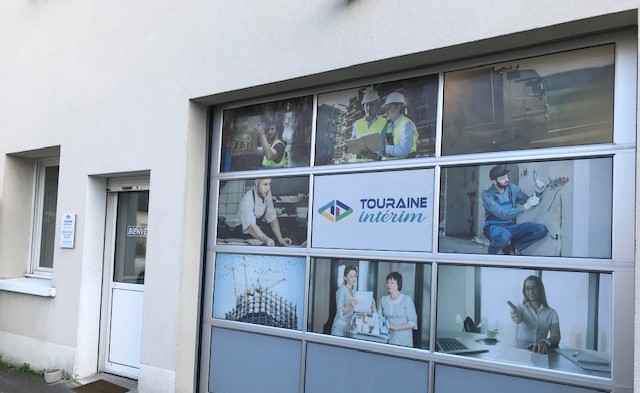 Vue sur la devanture de l'agence Touraine Intérim, située à La Riche