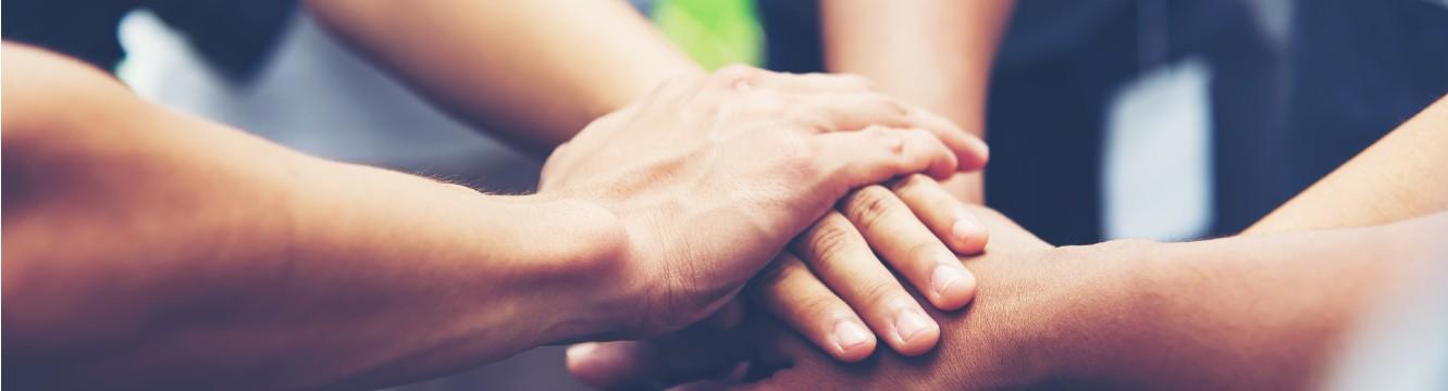 Une équipe joint ses mains au centre